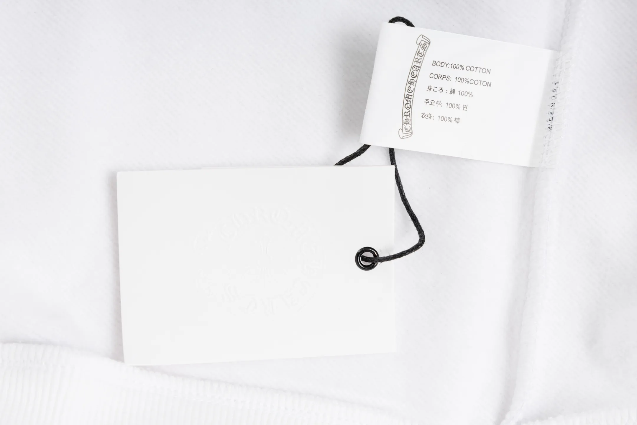 🅿️520 [Exclusive supply] CH Crow Heart Horseshoe Unicorn Arm Hooded Jacket (White) The original version was purchased and developed for 15,999. The fabric is made of 420g double-ply double yarn pure cotton terry fabric. The texture is thick and soft, comfortable and stylish to wear. The fabric has been specially treated to have good breathability and warmth, making it suitable for all seasons. The jacket adopts the imported machine white ink direct injection process, showing exquisite printing in multiple parts, including the iconic horseshoes, unicorn arms and Sanskrit patterns, and the details are processed to perfection. The whole product is produced on the assembly line of a large factory, with exquisite workmanship and fine and neat stitching. The version is designed in a loose oversize style and can be worn by both men and women, making it an ideal choice for couples. The zipper closure makes it easy to put on and take off, and the hooded style adds a casual feel. This jacket has been strictly controlled from fabric selection to production process, making it extremely valuable for both daily wear and collection. Size:S-M-L